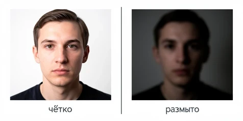Two portrait thumbnails placed next to each other for comparison, the left one sharp and evenly lit, the right one blurry and underexposed with crushed shadows. A thin vertical divider separates them, small captions read "чётко" on the left and "размыто" on the right in dark gray sans-serif lowercase. Plain white background. Soft diffused studio light falls on the left portrait, dim uneven side light hits the right one. Clear didactic mood that makes the quality gap obvious.